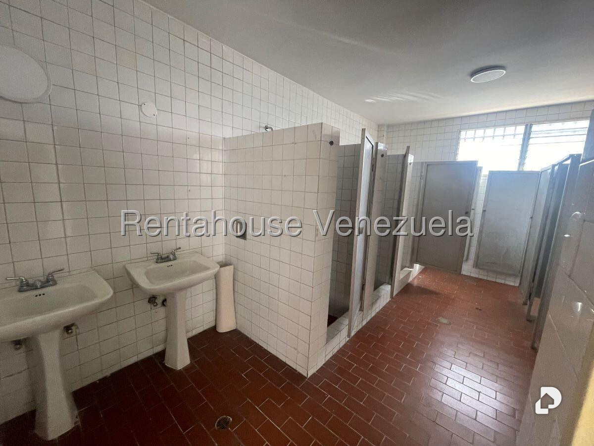 Local comercial en La Urbina, Caracas – 15