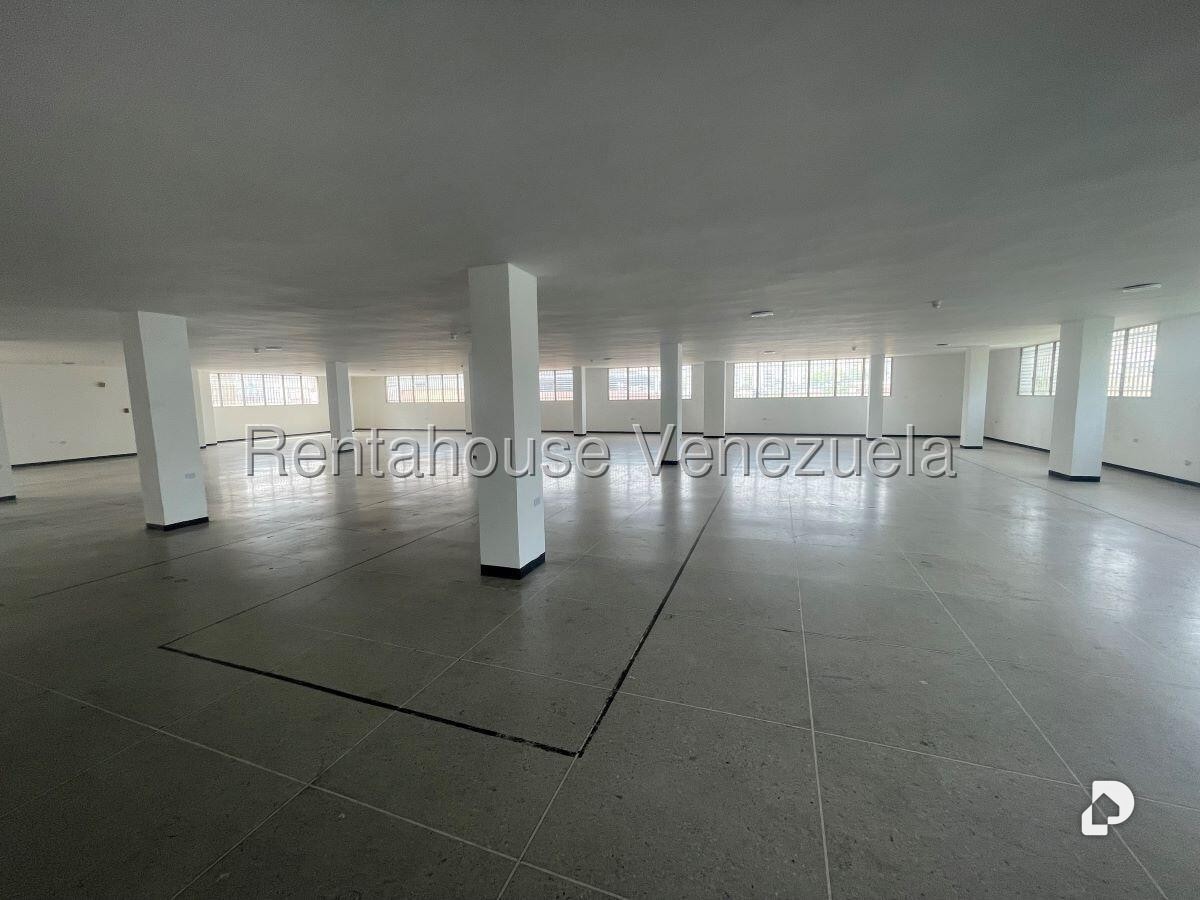 Local comercial en La Urbina, Caracas – 12