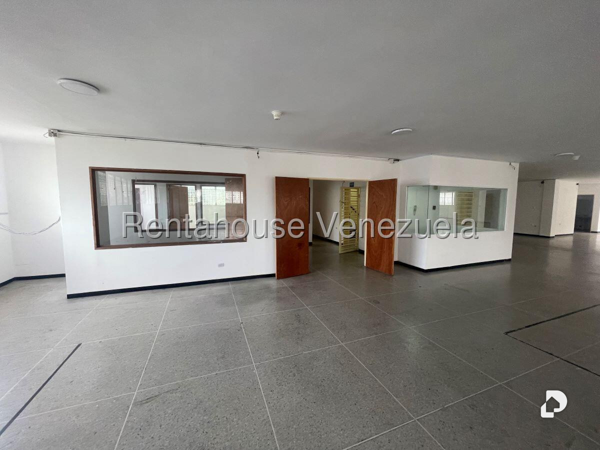 Local comercial en La Urbina, Caracas – 23