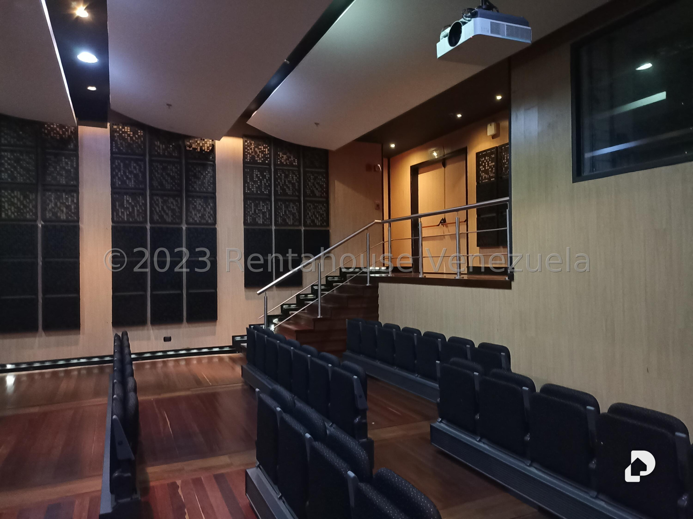 Oficina en La Urbina, Caracas – 25
