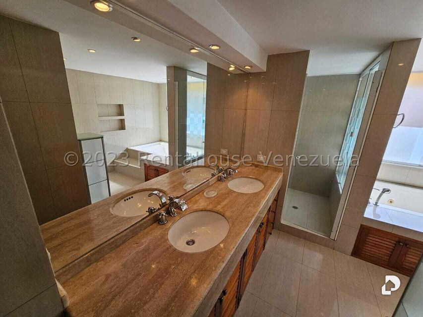 Casa en La Lagunita, Caracas – 12