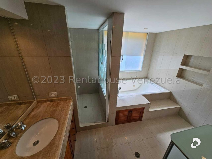 Casa en La Lagunita, Caracas – 13