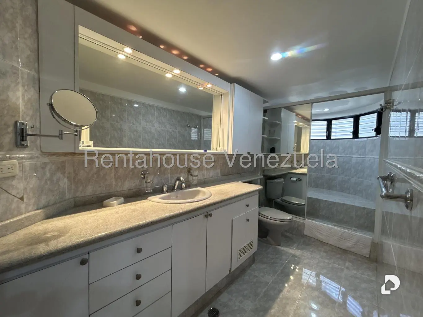 Apartamento en Los Palos Grandes, Caracas – 11
