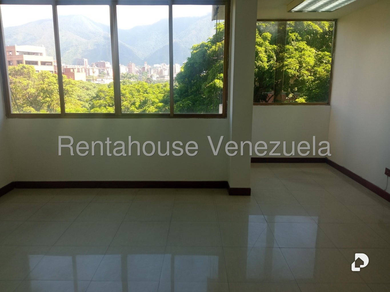 Oficina en Las Mercedes, Caracas – 24