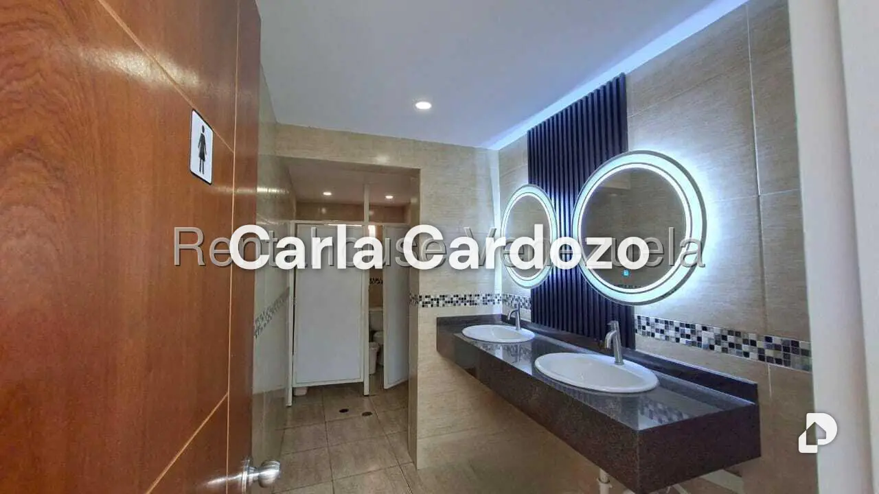 Oficina en Los Chaguaramos, Caracas – 24