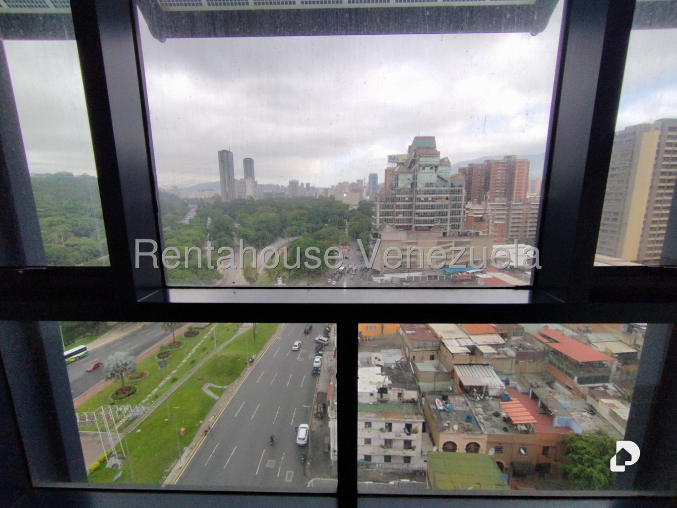 Office in Plaza Venezuela, Caracas – 5