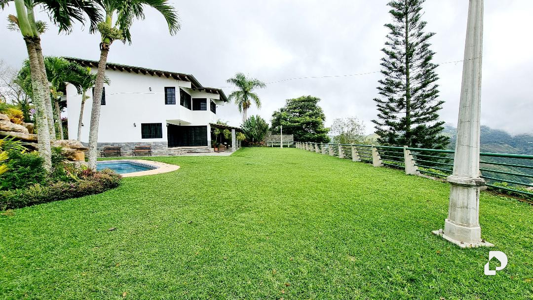 House in La Lagunita, Caracas – 25