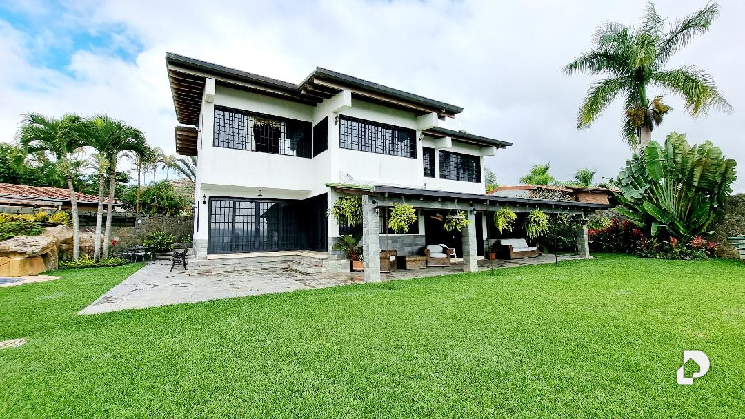 House in La Lagunita, Caracas – 23