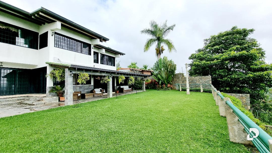 House in La Lagunita, Caracas – 24