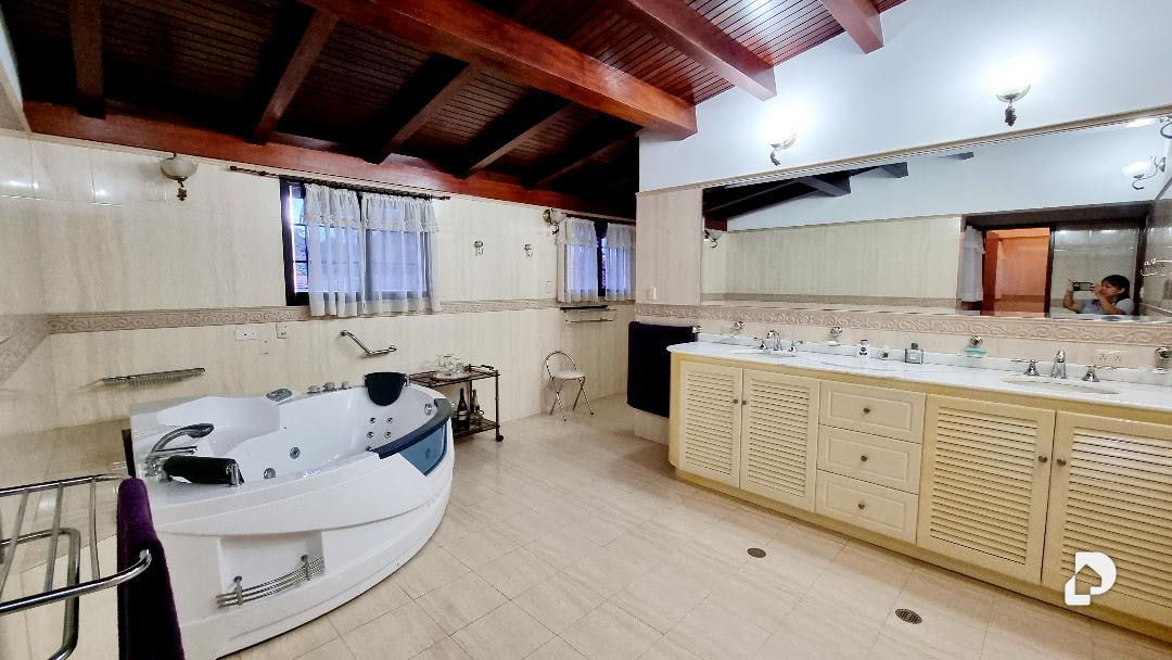 House in La Lagunita, Caracas – 18