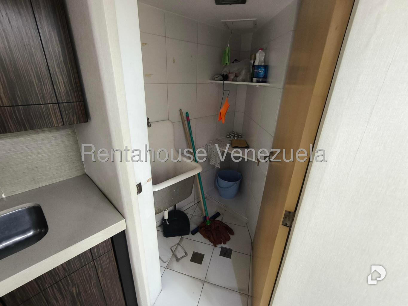 Oficina en Las Mercedes, Caracas – 17