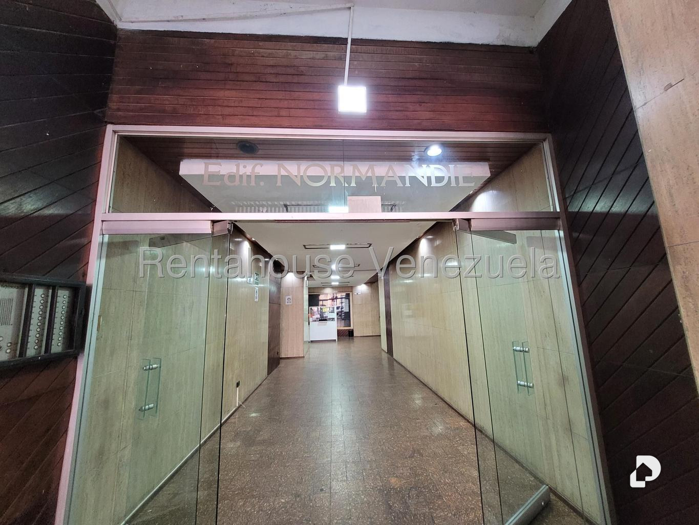 Local comercial en Parroquia La Candelaria, Caracas – 18