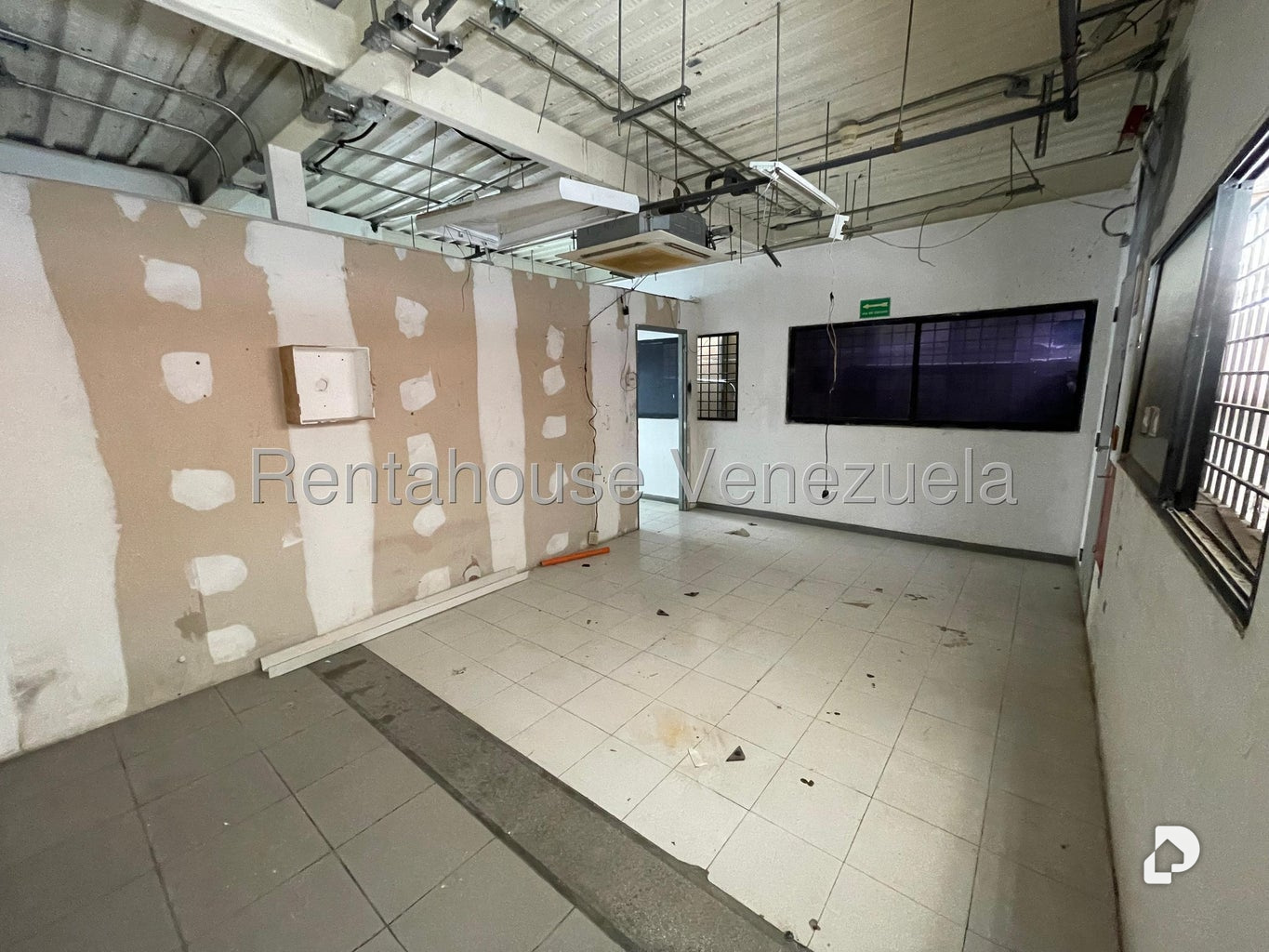 Local comercial en Las Mercedes, Caracas – 24