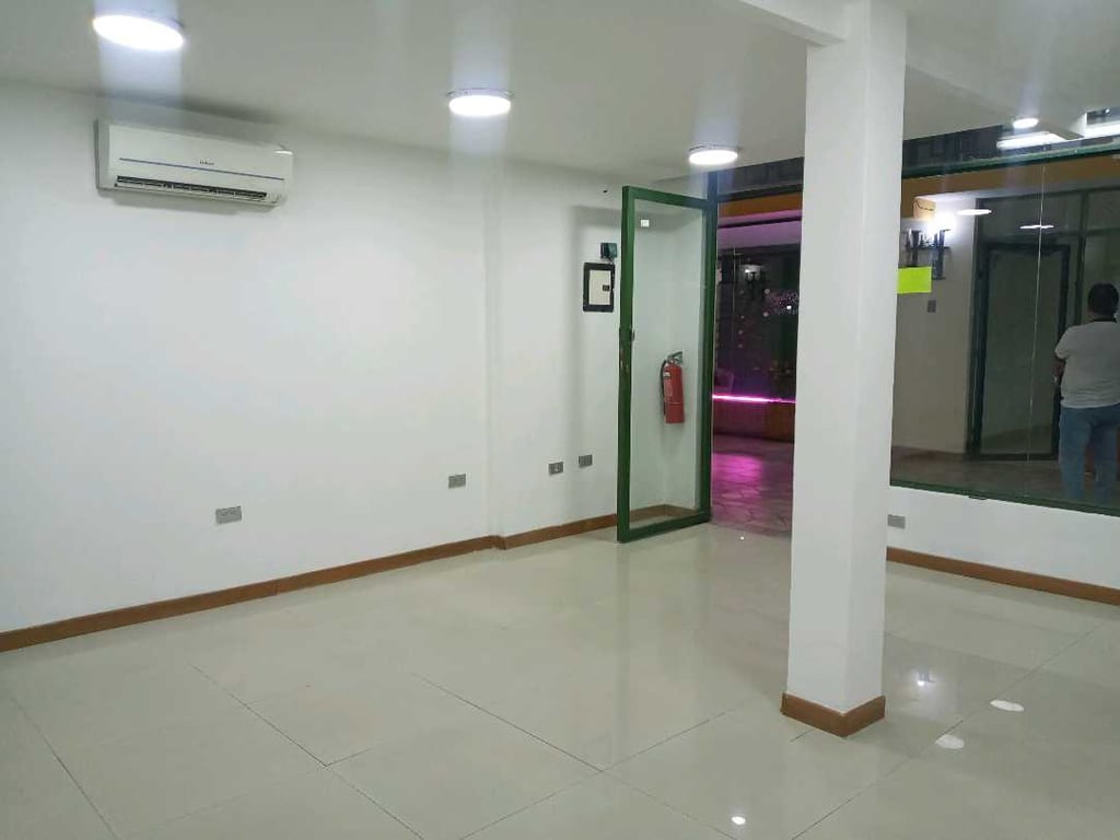 Local comercial en Av. Bolívar Norte, Valencia - 1