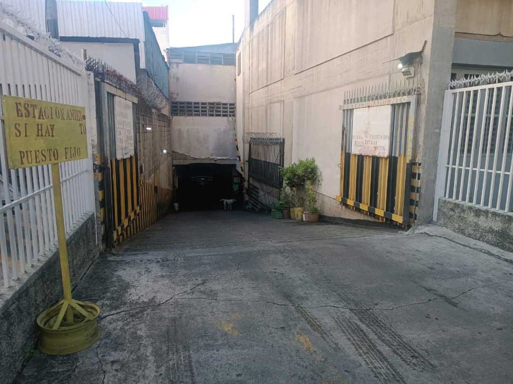 Garaje/Estacionamiento en Puente Hierro, Caracas - 1