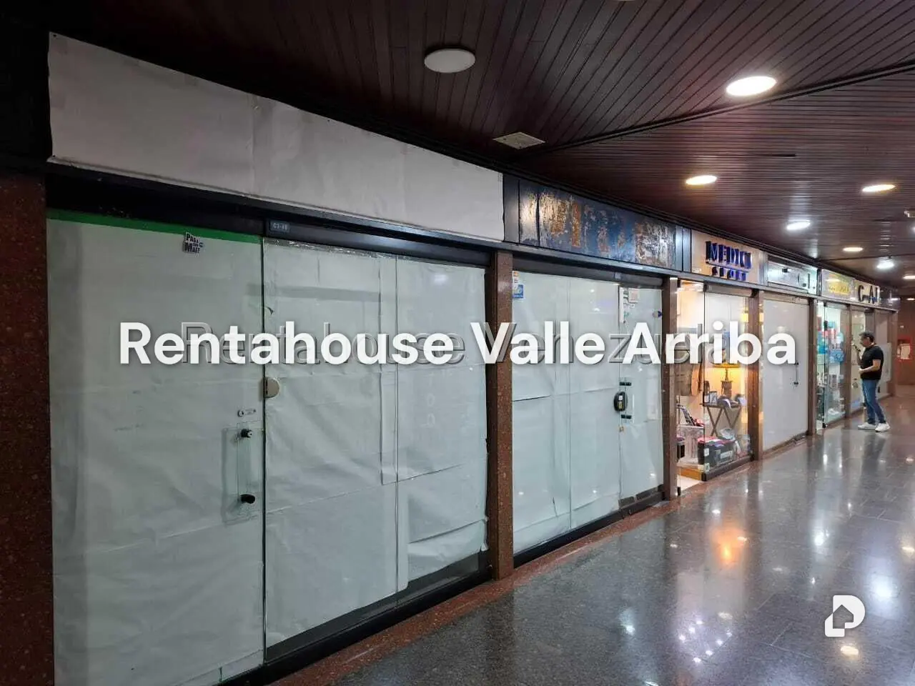 Local comercial en Santa Fe Norte, Caracas – 24