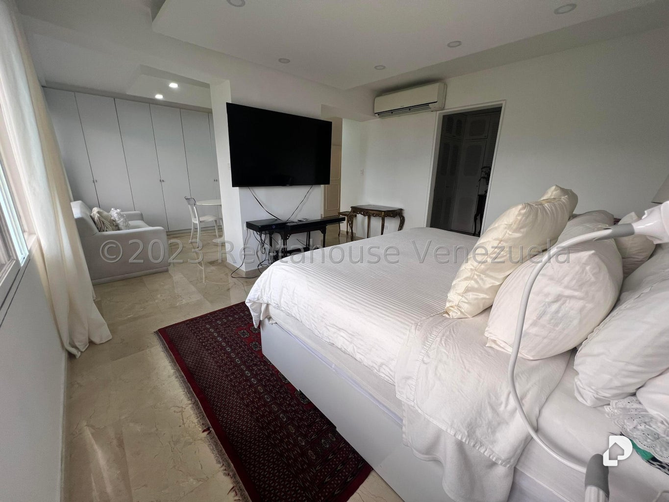 Apartamento en Las Mesetas de Santa Rosa de Lima, Caracas – 24