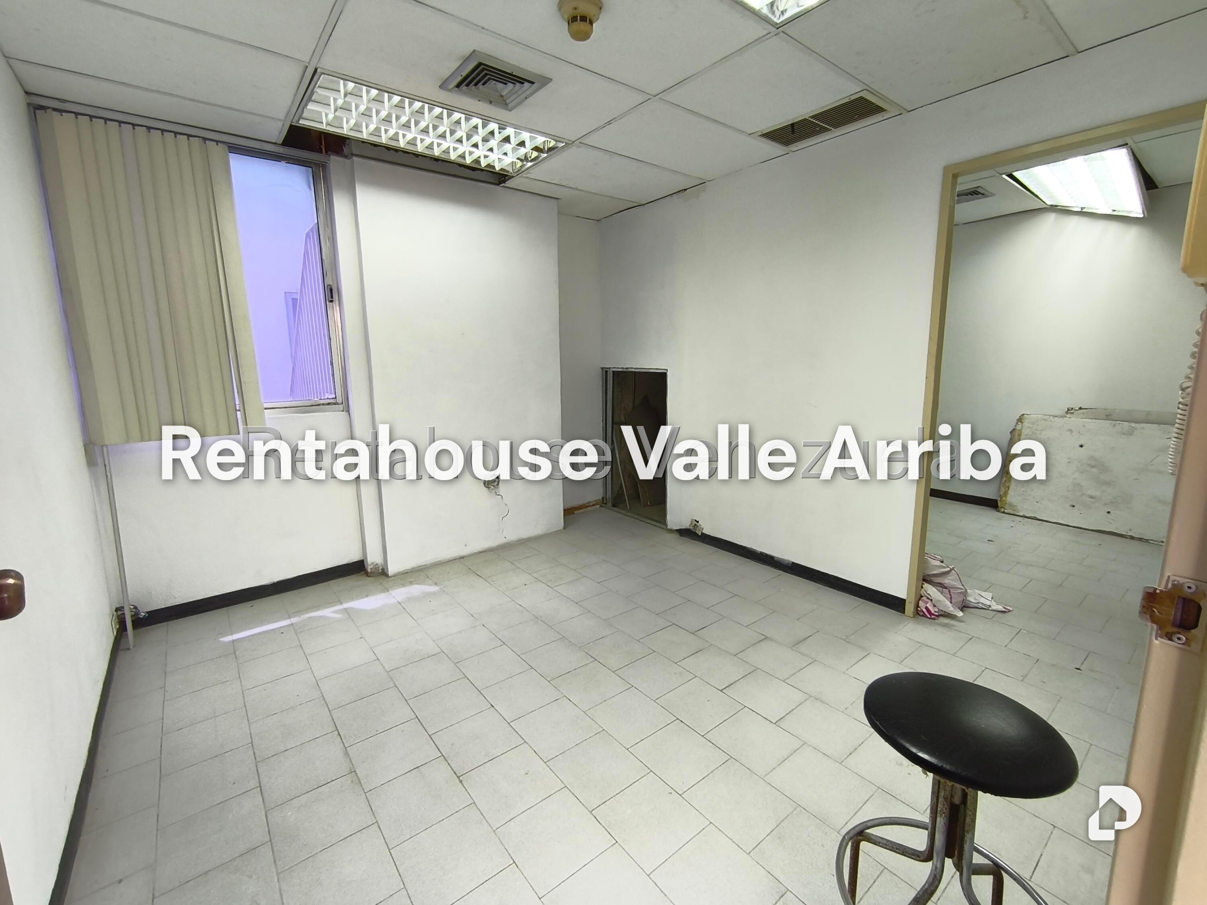 Local comercial en La Trinidad, Caracas – 12