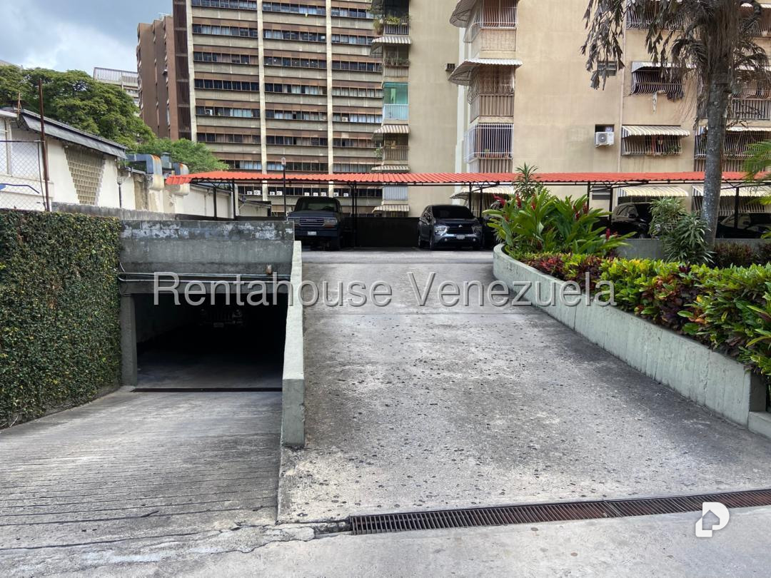 Apartamento en Los Palos Grandes, Caracas – 28