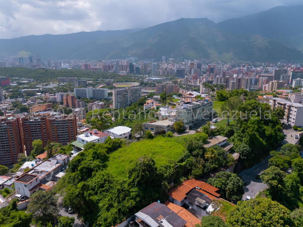 Terreno en Urbanización Colinas de Los Chaguaramos, Caracas - 1