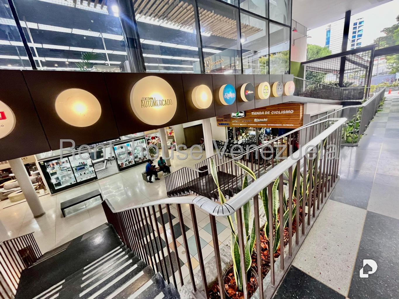 Local comercial en Las Mercedes, Caracas – 24