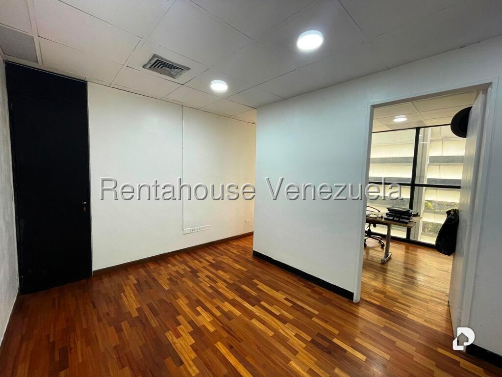 Oficina en Los Samanes, Caracas – 28