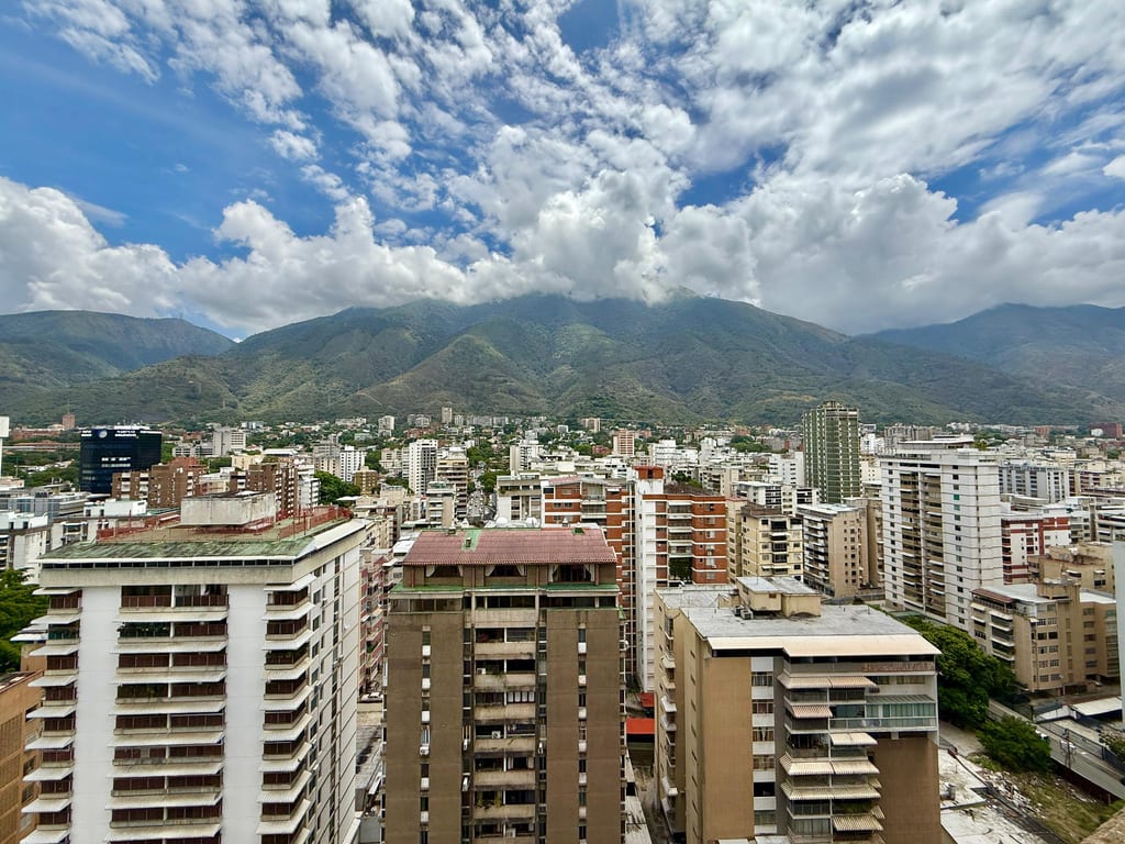 Oficina en Los Palos Grandes, Caracas - 1