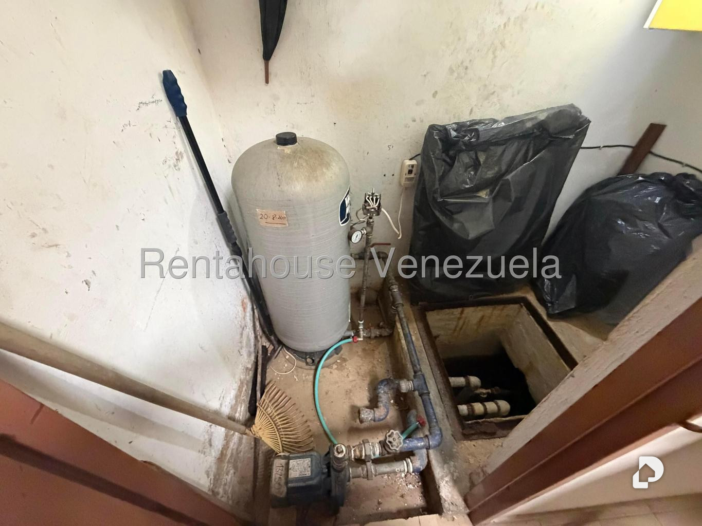 Casa en Lomas de La Lagunita, Caracas – 28