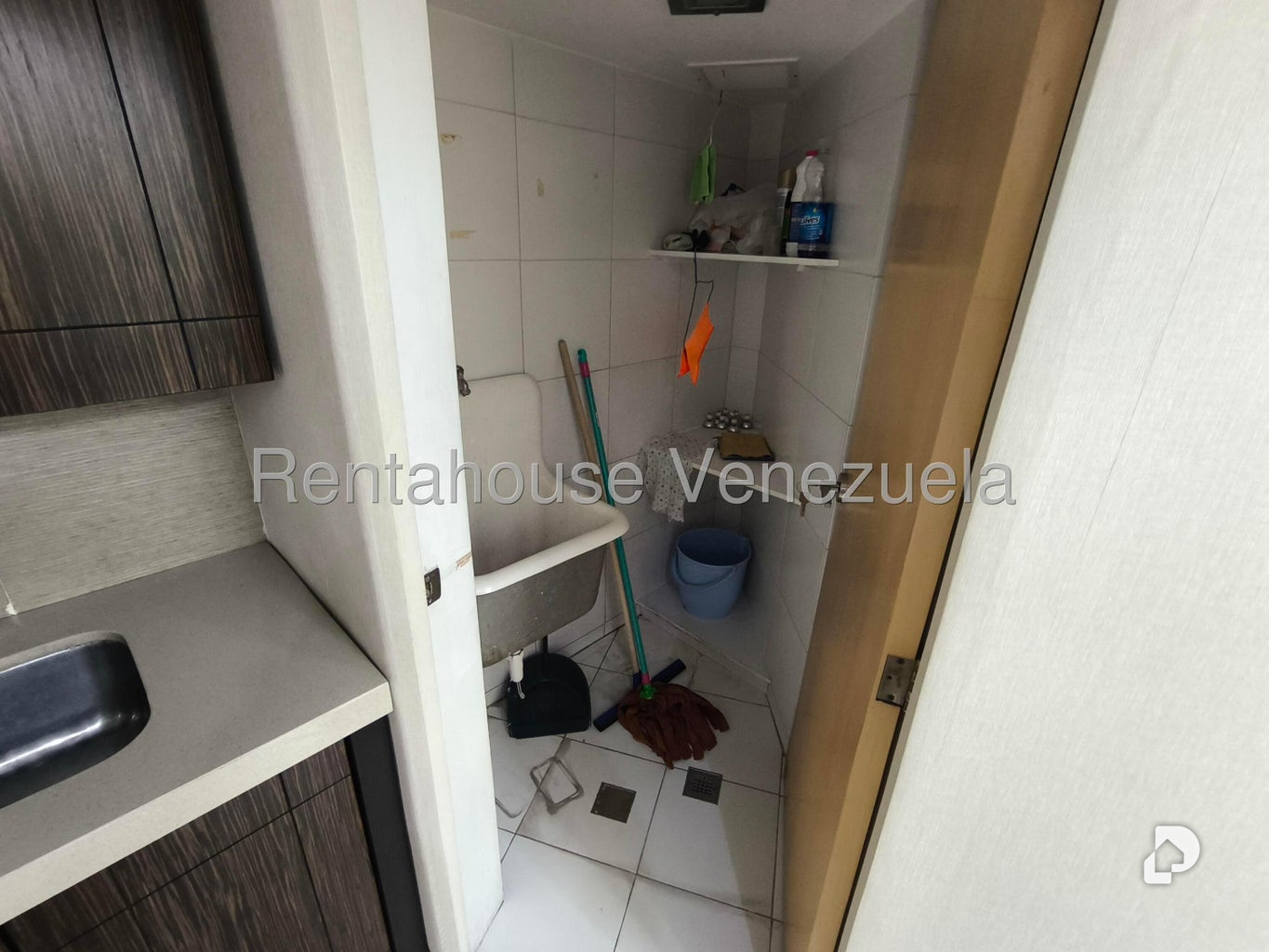 Oficina en Las Mercedes, Caracas – 17