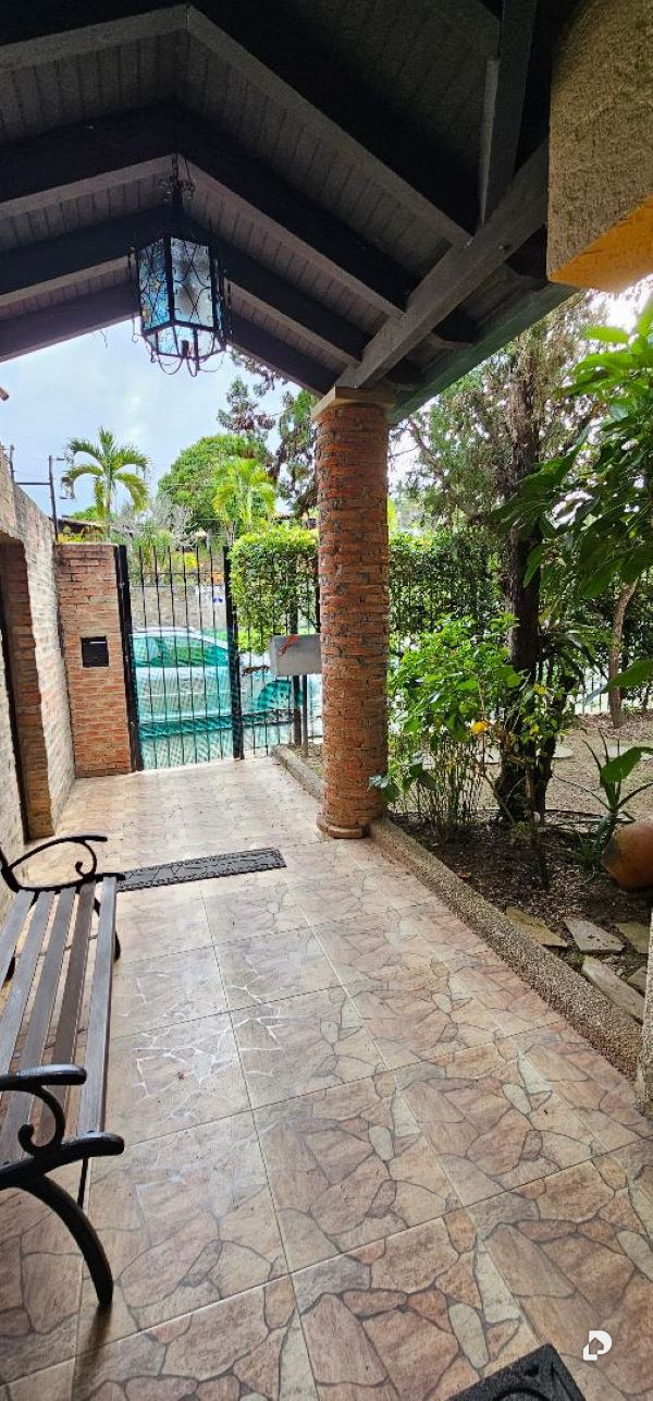 House in La Lagunita, Caracas – 4