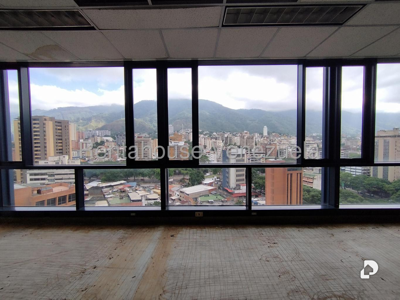 Oficina en Plaza Venezuela, Caracas – 27