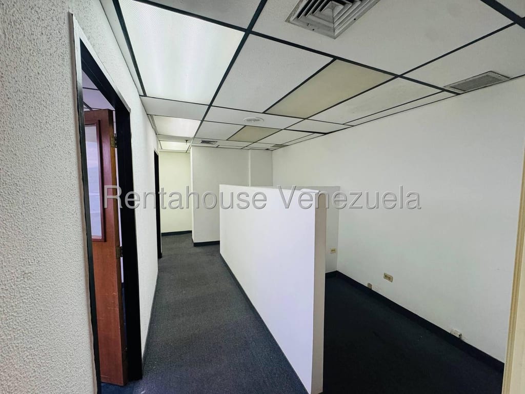 Oficina en Los Dos Caminos, Caracas - 1