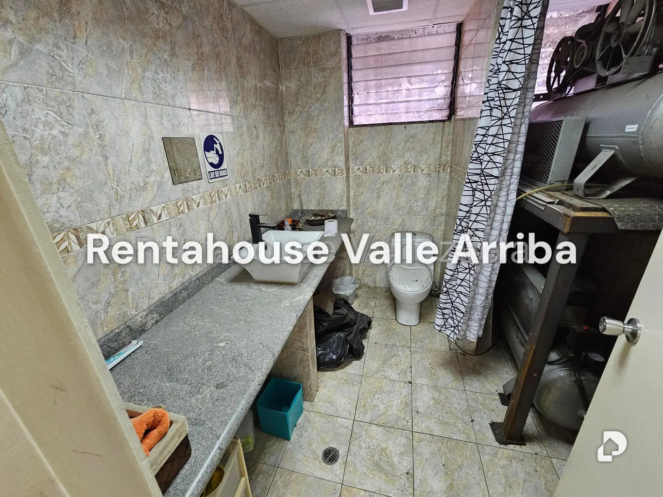 Local comercial en La Urbina, Caracas – 18