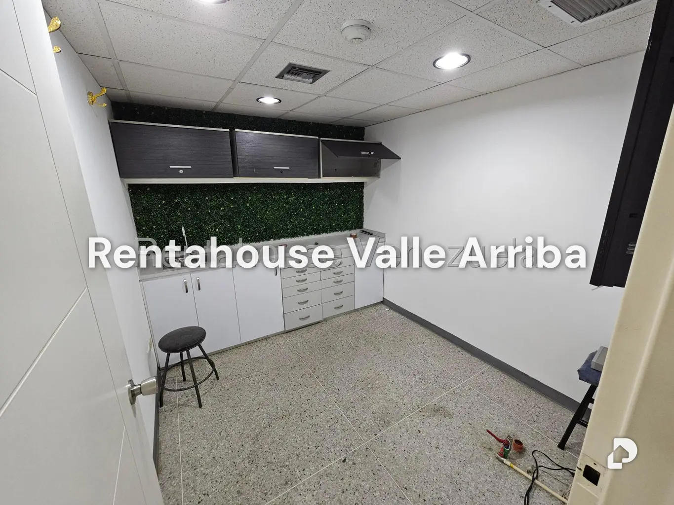 Local comercial en La Urbina, Caracas – 12