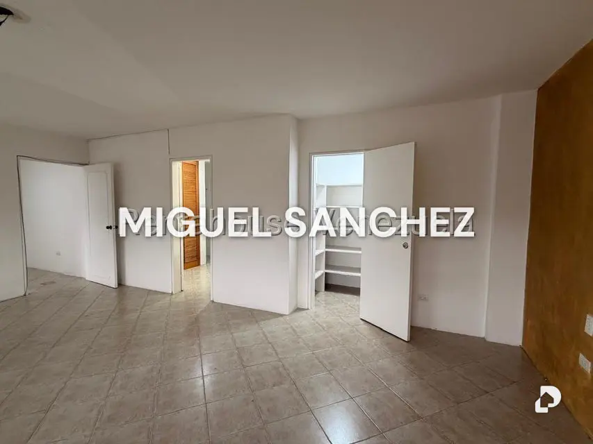 Apartamento en La Esmeralda, Caracas – 11