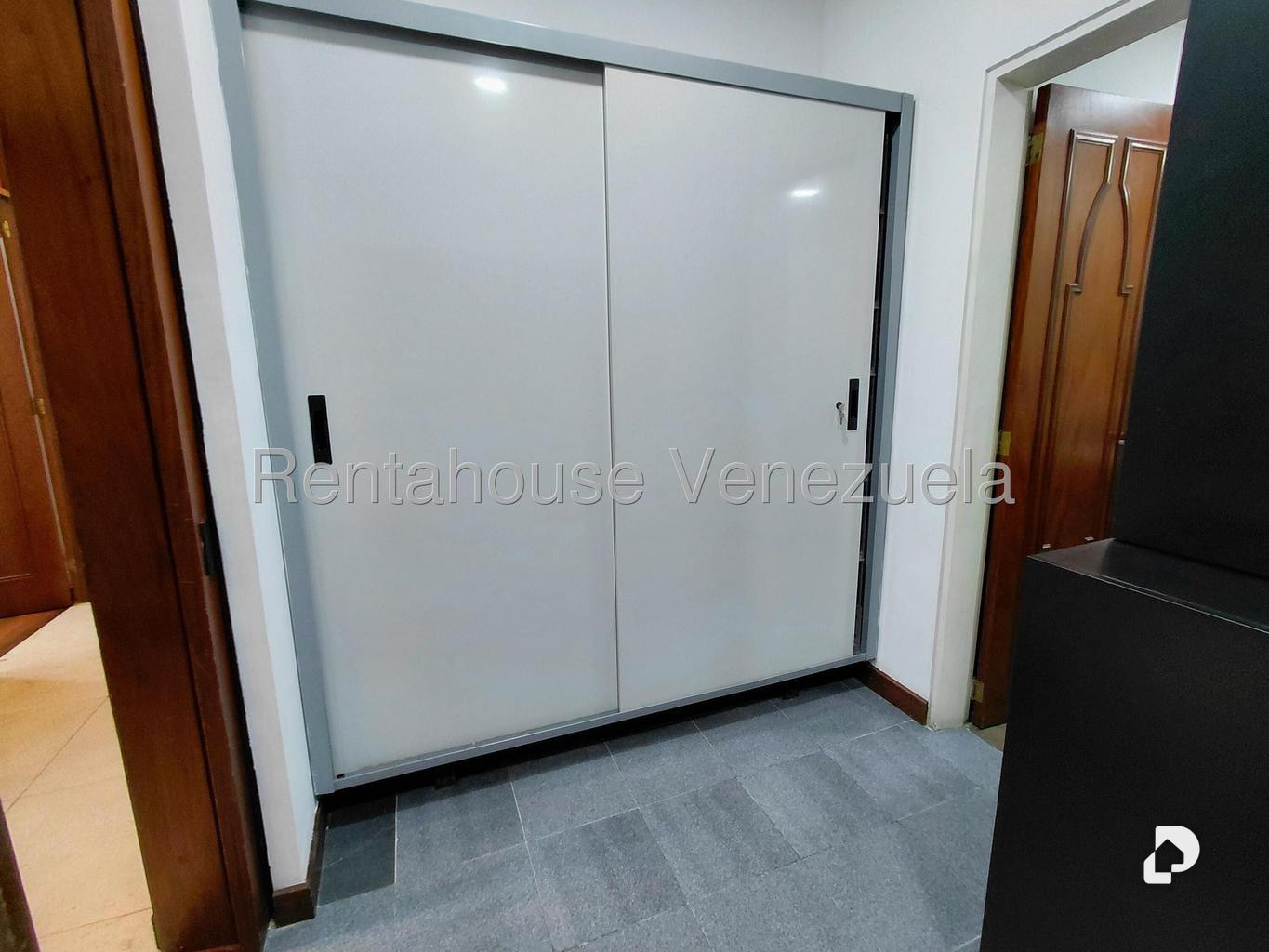 Oficina en La Castellana, Caracas – 30
