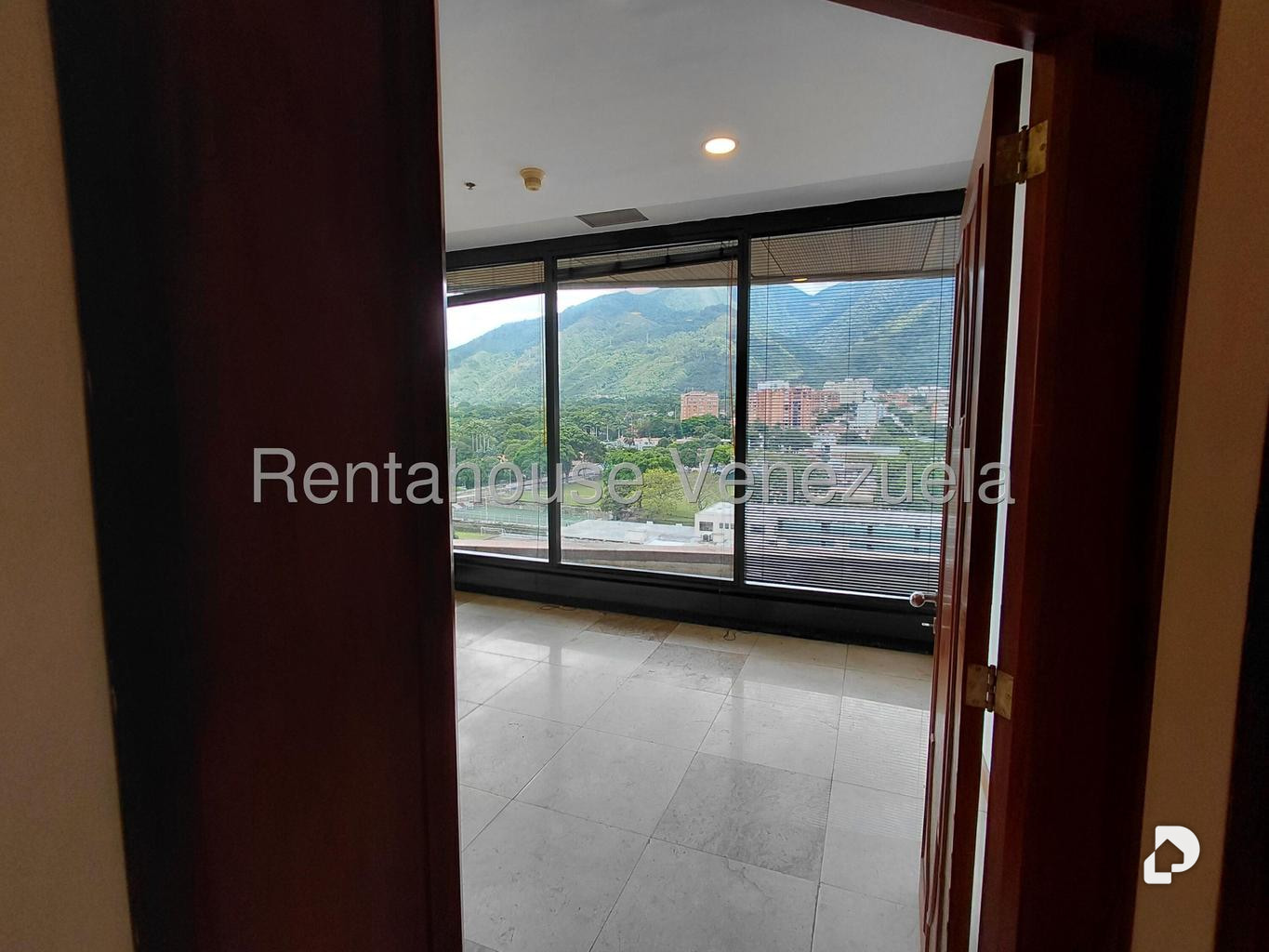 Oficina en La Castellana, Caracas – 13
