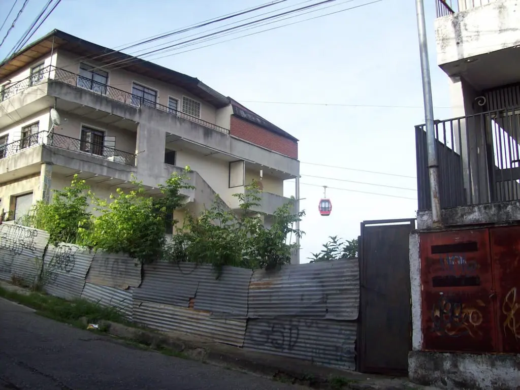 Land in Caracas - 1