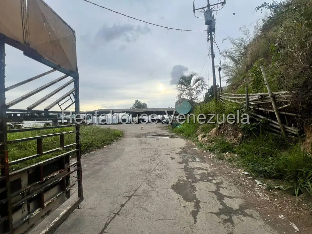 Land in Caracas - 1