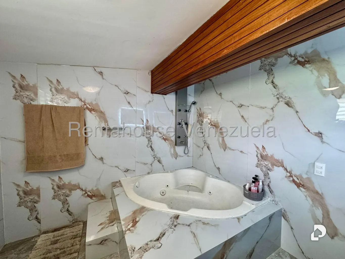 Casa en Lomas De La Trinidad, Caracas – 25