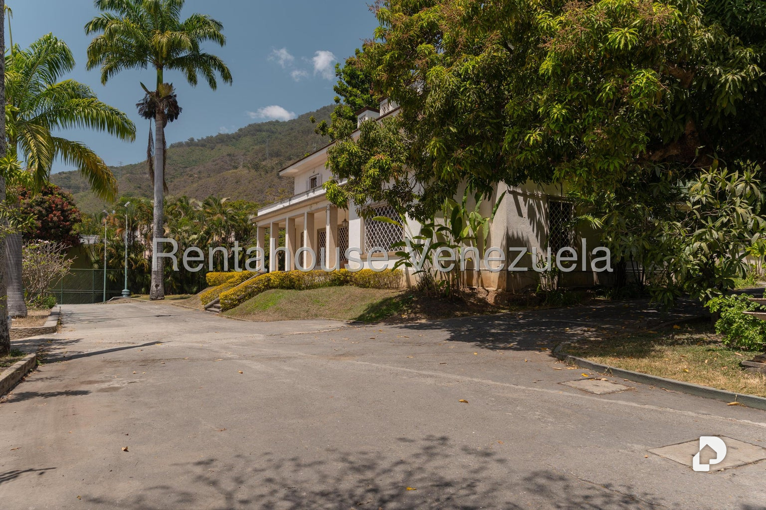 House in Country Club, Caracas – 10