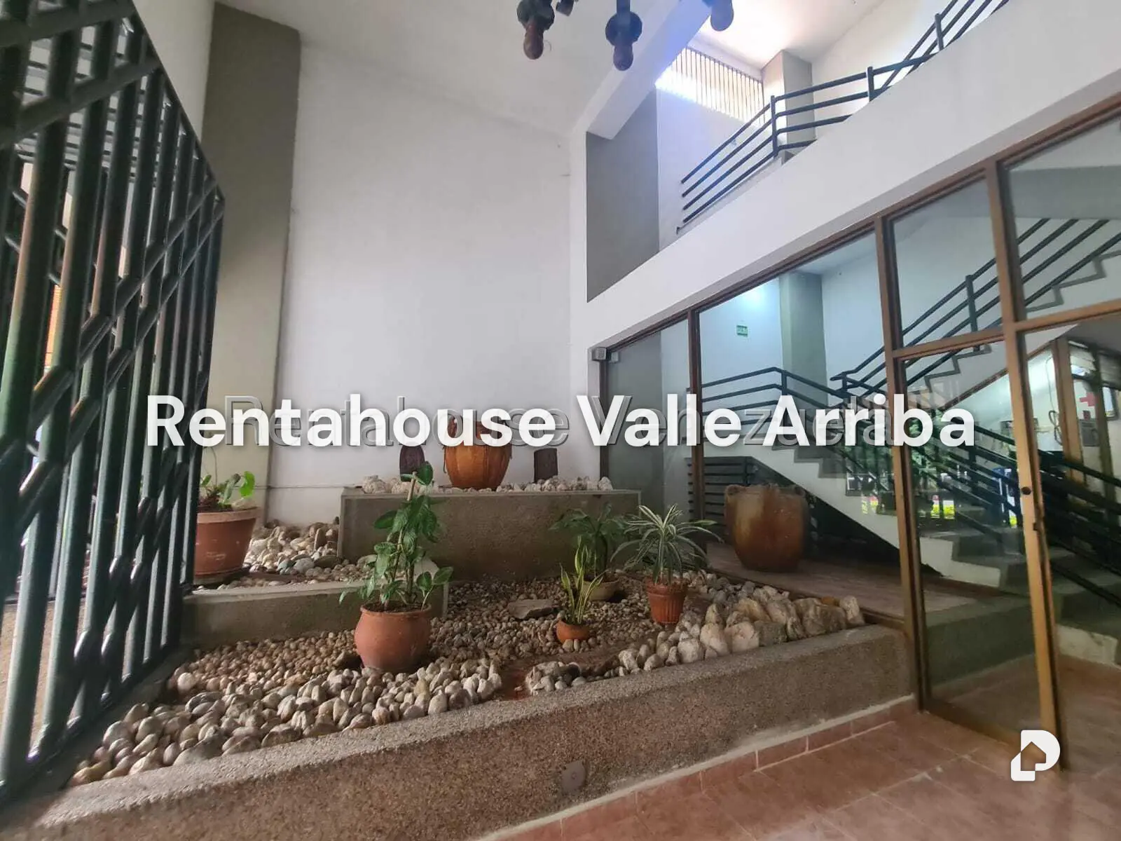 Local comercial en La Urbina, Caracas – 23