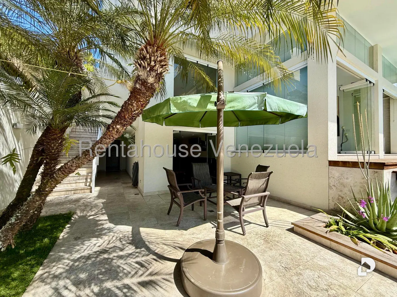 Casa en Colinas de Tamanaco, Caracas – 25