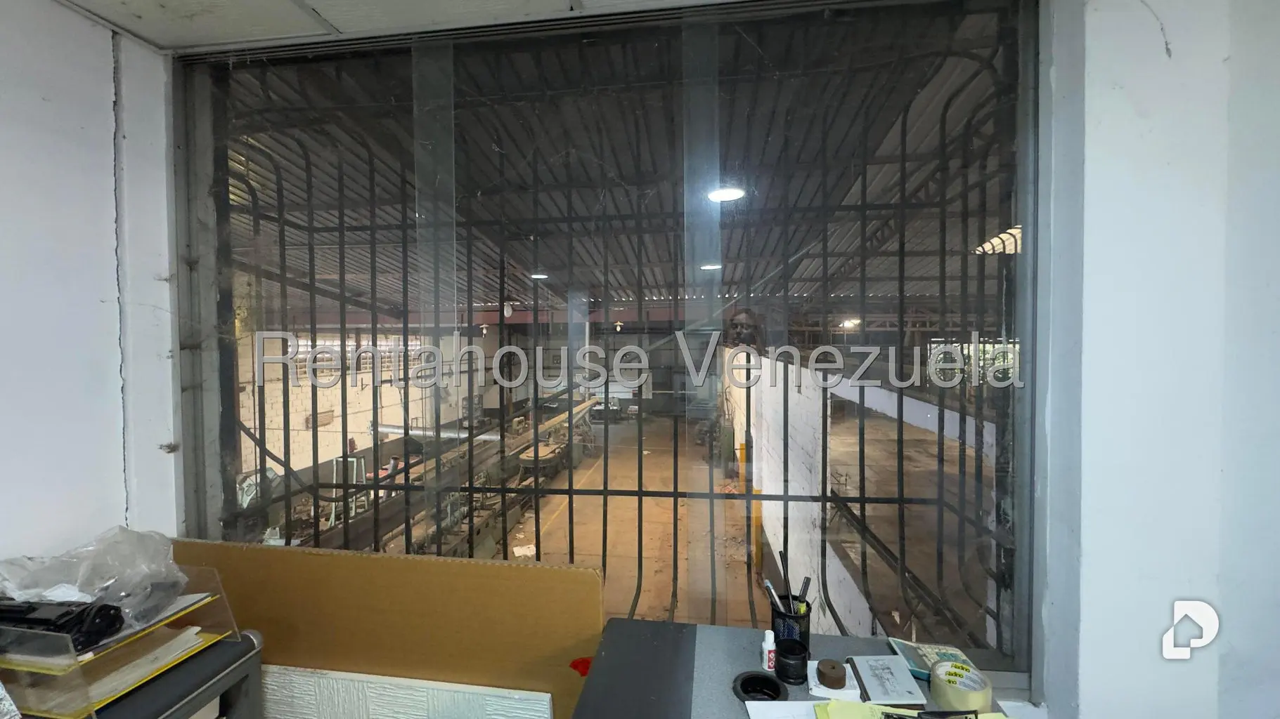 Local comercial en Parque Caiza, Caracas – 28