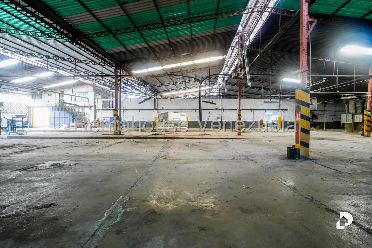Local comercial en Parque Caiza, Caracas – 17