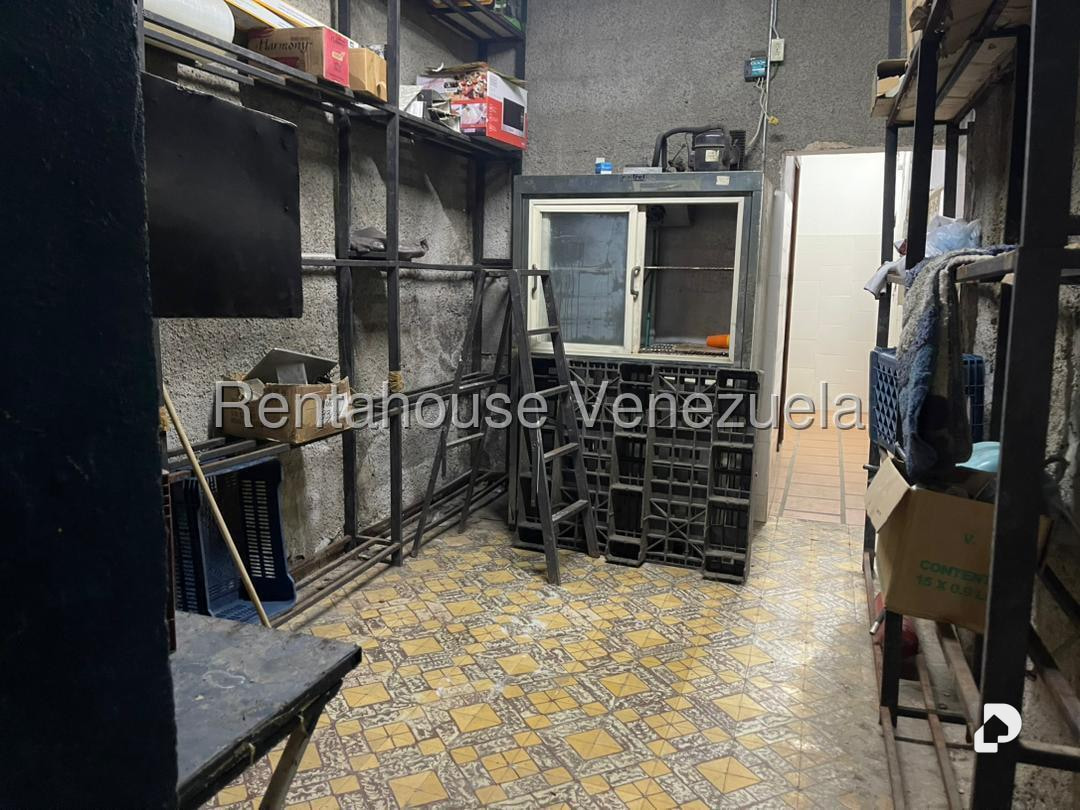 Local comercial en El Valle, Caracas – 12