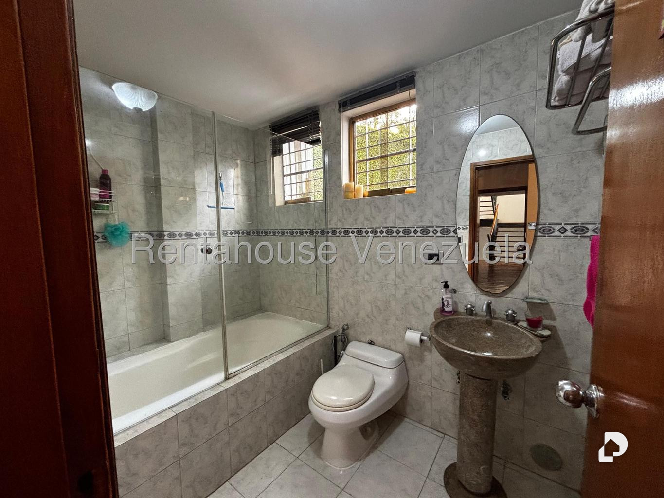 Casa en Lomas del Halcon, Caracas – 19