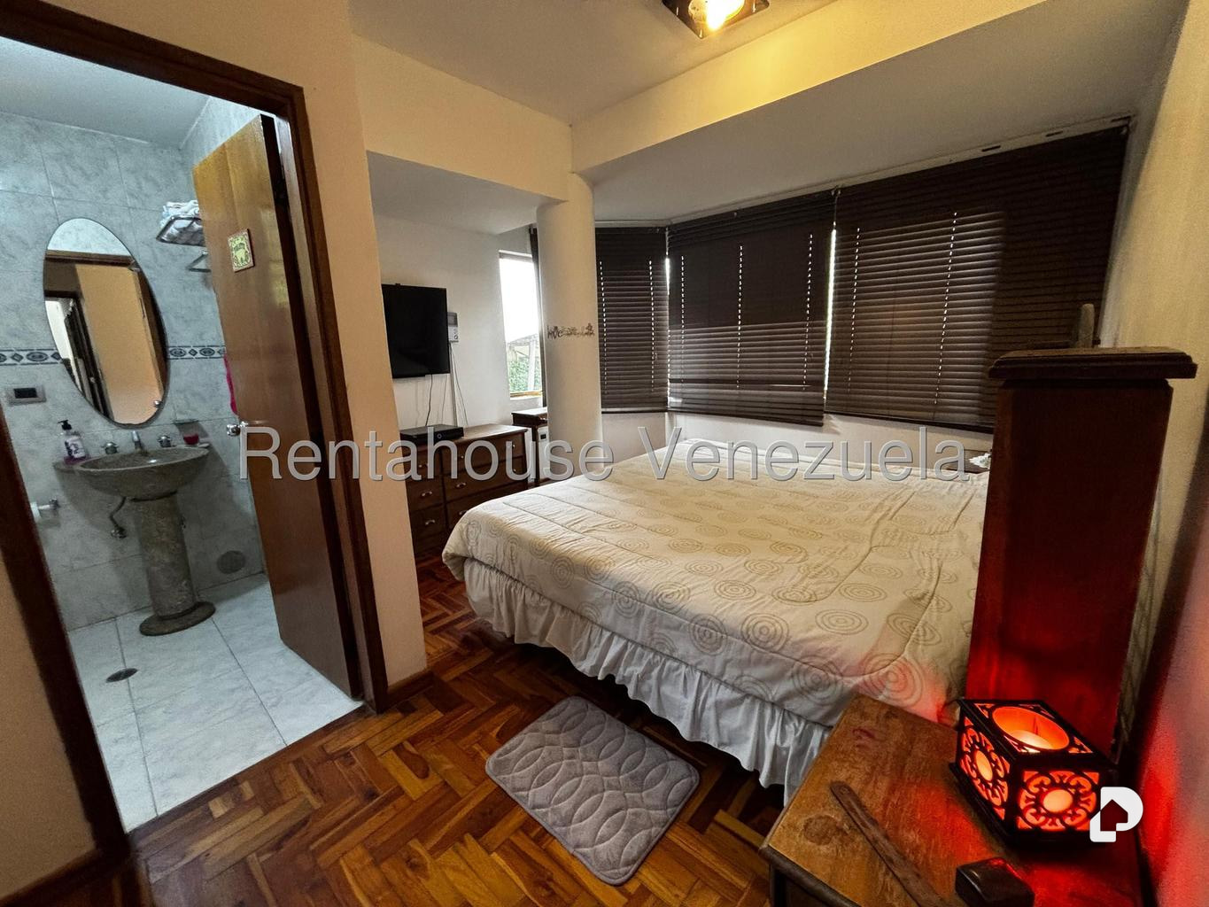Casa en Lomas del Halcon, Caracas – 16