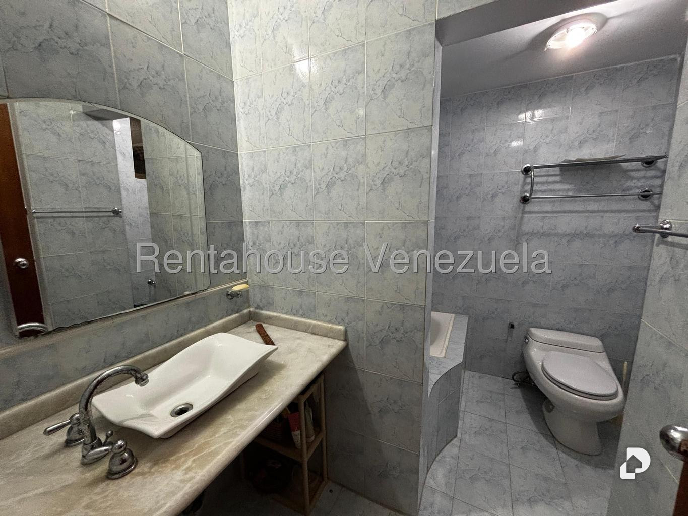 Casa en Lomas del Halcon, Caracas – 18