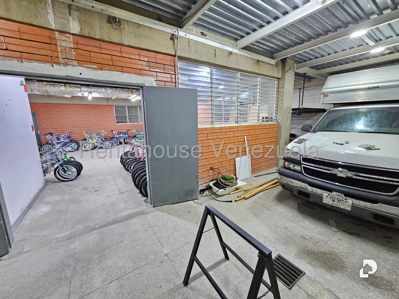 Local comercial en La Urbina, Caracas – 15